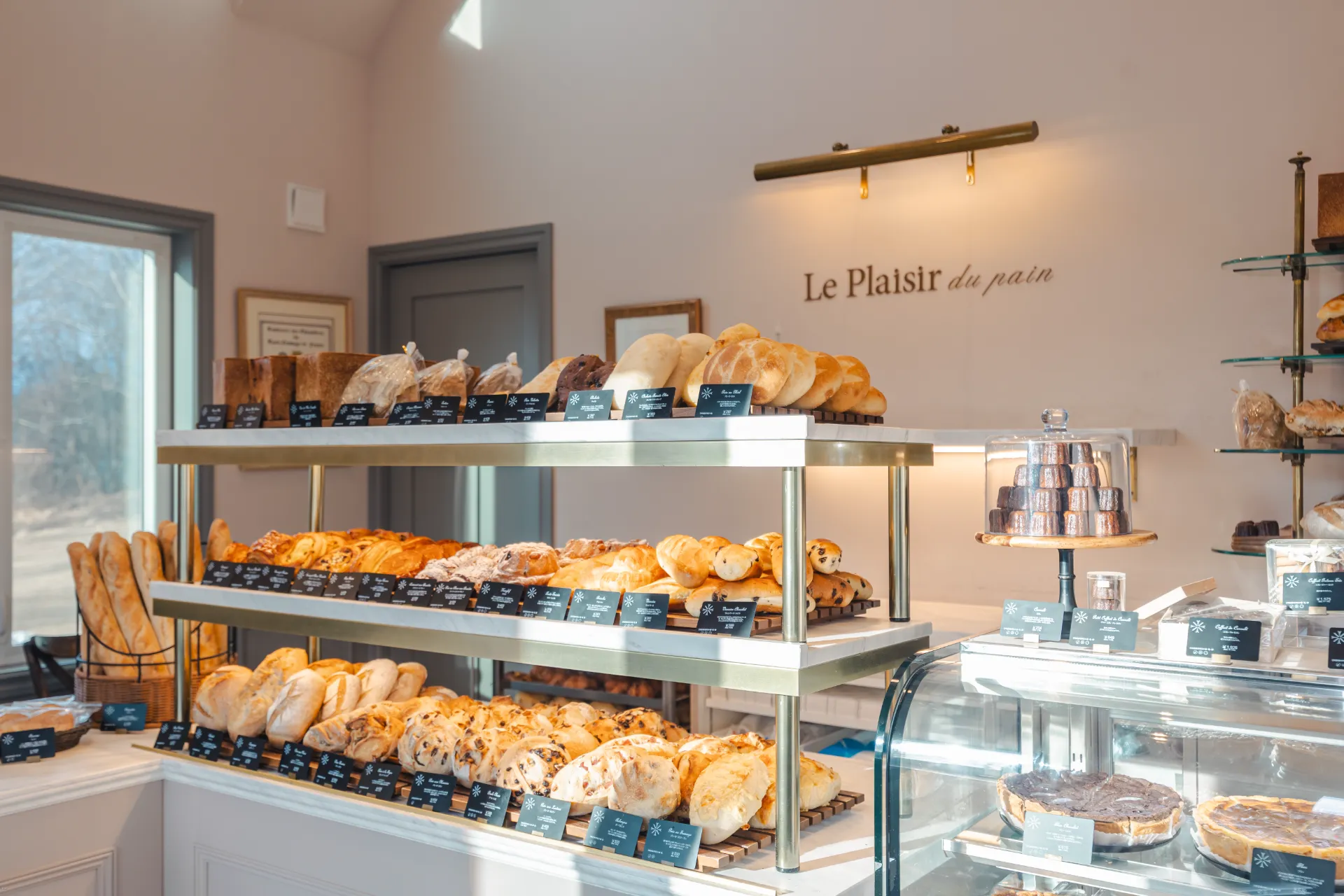 店内のパンとケーキ